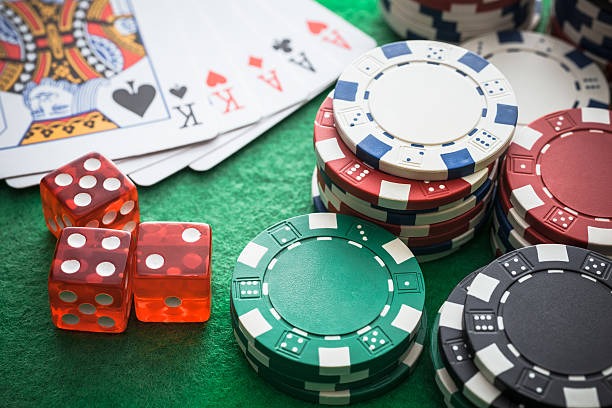 Domino QQ table interface on kasino showing player seats, pot, and hand rankings